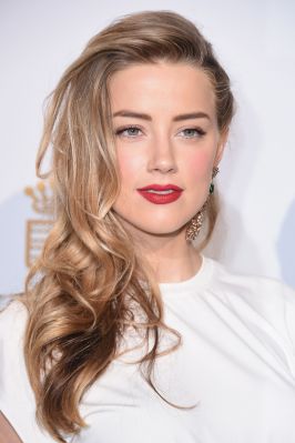 Amber Heard tr&auml;gt den Sidecut glamour&ouml;s mit Locken