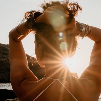 Ein ganz eigener Stil passt perfekt zum Schützen Frau am Meer