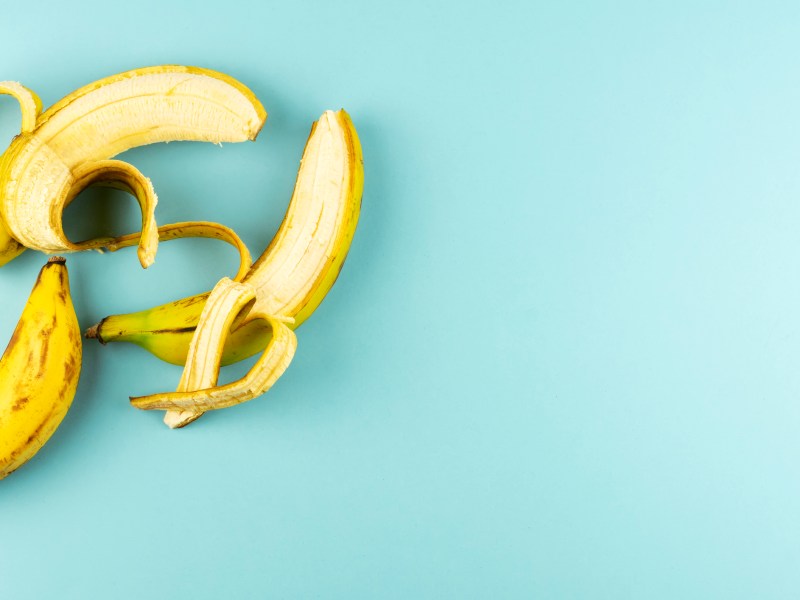 Halb gesch&auml;lte Bananen