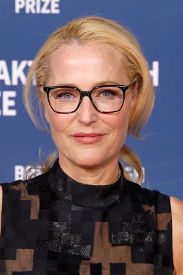 Das Modell von Gillian Anderson ist zeitlos und schmeichelt ihrer Gesichtsform.
