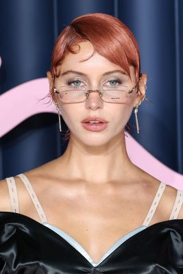 Iris Law (Tochter von Jude Law) trägt eine Brille im Y2k-Stil.