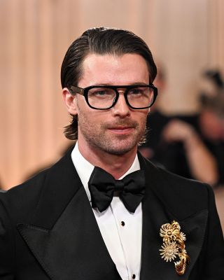 Patrick Schwarzenegger mit markanter Brille im Piloten-Design bei den Golden Globes.