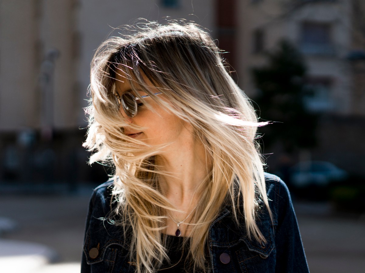 Frau mit volumin&ouml;sem Haar