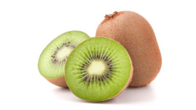 Ganze Kiwi neben einer aufgeschnittenen Kiwih&auml;lfte als reichhaltiger Lieferant f&uuml;r Vitamin C im Alltag.