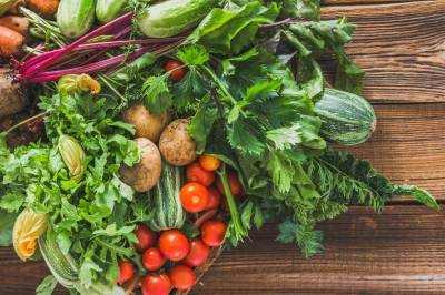 Gemüse Farm frisches Gemüse auf hölzernen Hintergrund, Draufsicht, Gemüse und geerntete Produkte aus dem Garten