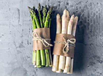 Zwei Bund Spargel gr&uuml;n und wei&szlig;