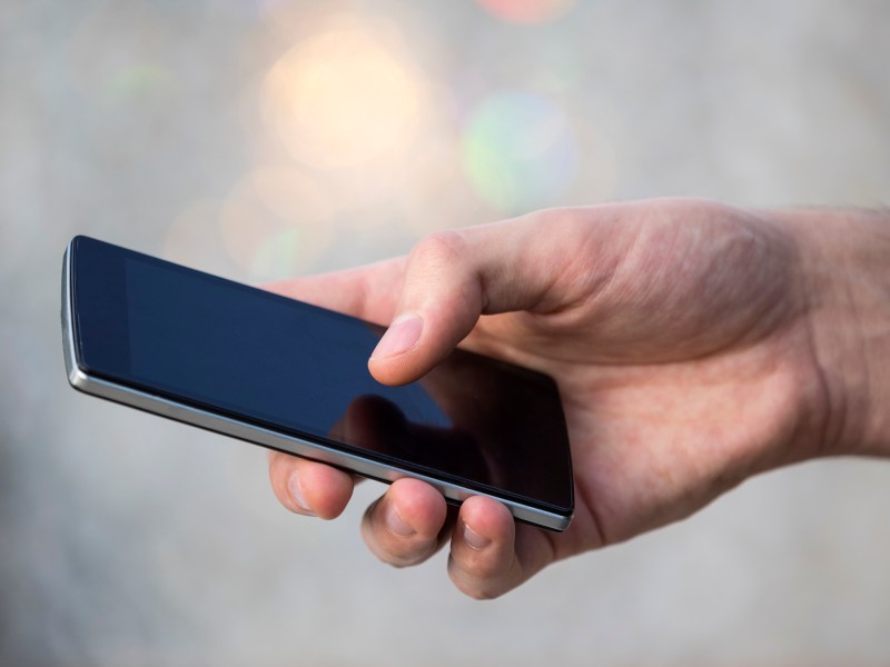 M&auml;nnerhand mit Smartphone