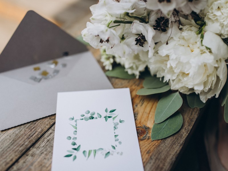 Eine leere Glückwunschkarte zur Hochzeit