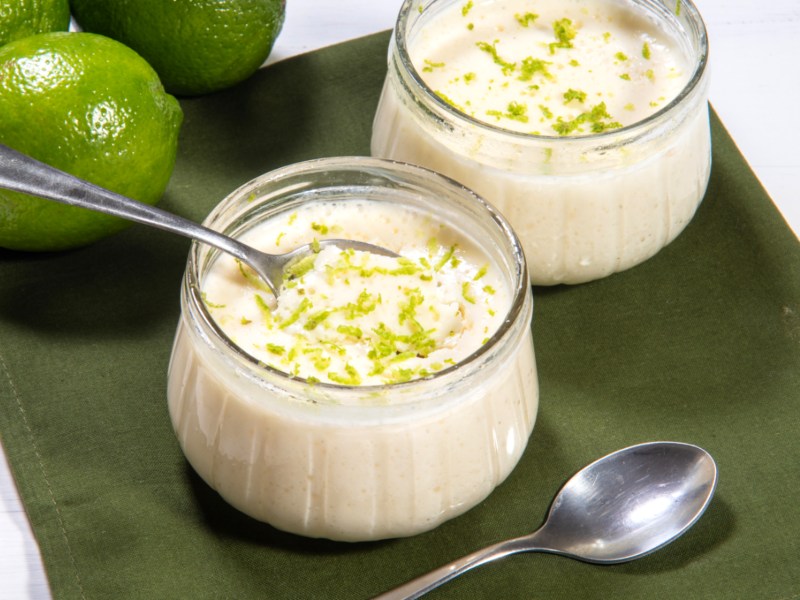 Limetten-Joghurt-Creme in kleinen Gl&auml;schen
