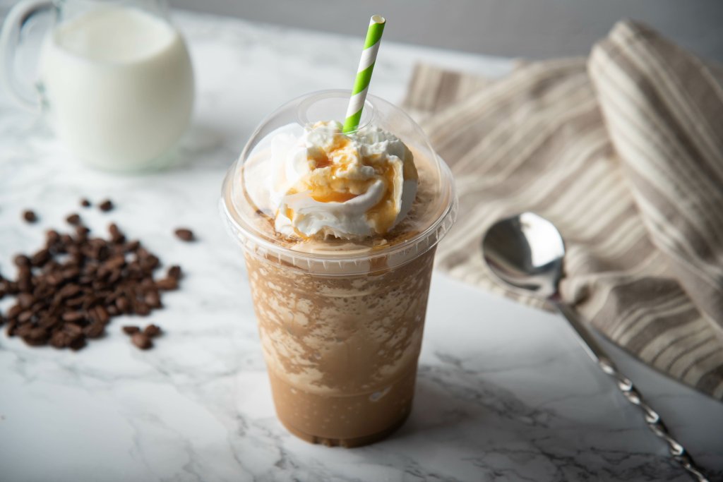 Frappuccino mit Sahne und Karamellso&szlig;e.