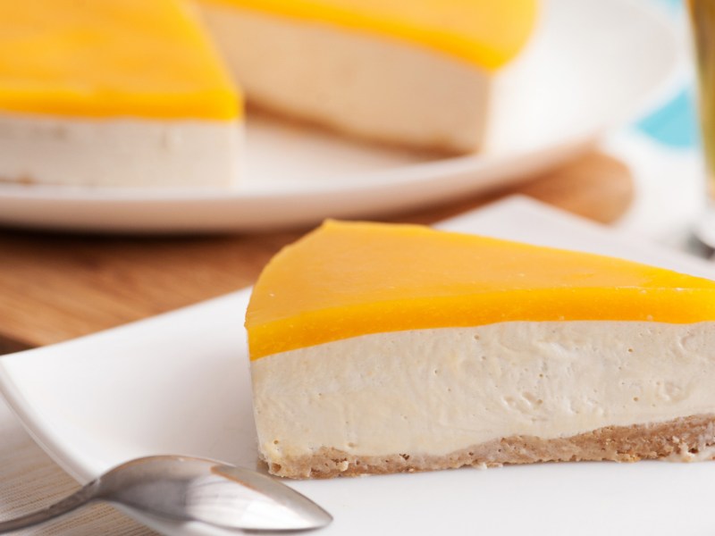 K&auml;sekuchen mit Fruchtspiegel.