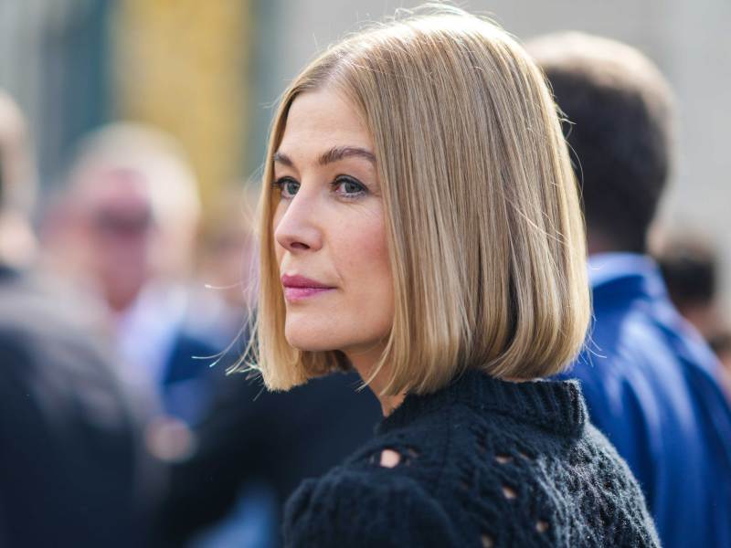 Schauspielerin Rosemund Pike mit dem Rolled Bob.