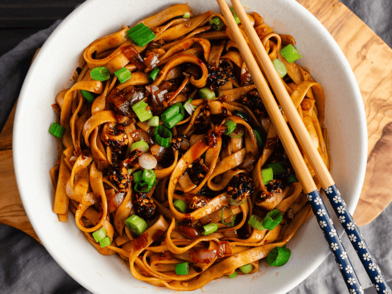 Asiatische Nudeln mit Chilicrisp und Fr&uuml;hlingszwiebeln.
