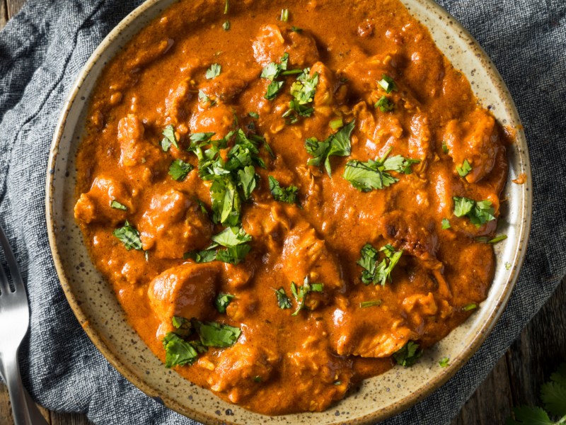 H&auml;hnchen Curry auf gro&szlig;em Teller.