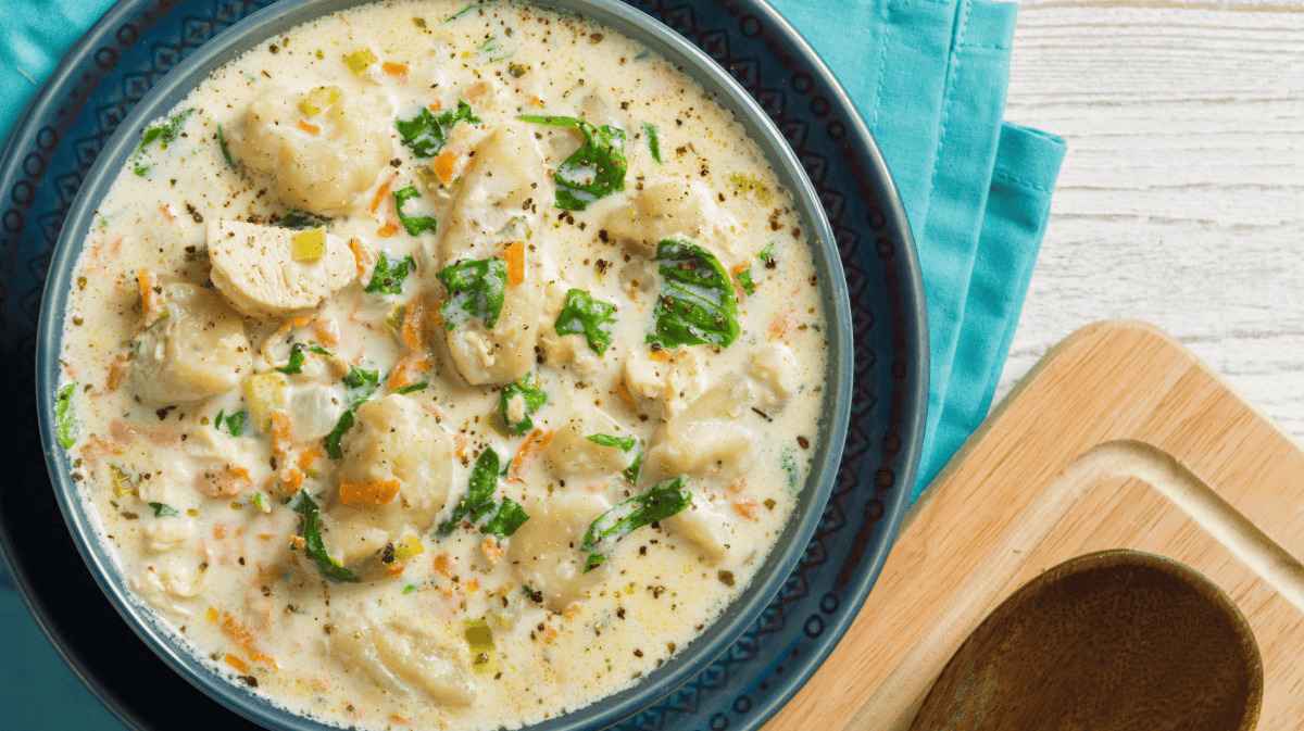 Gnocchi Suppe mit Hähnchen und Spinat.