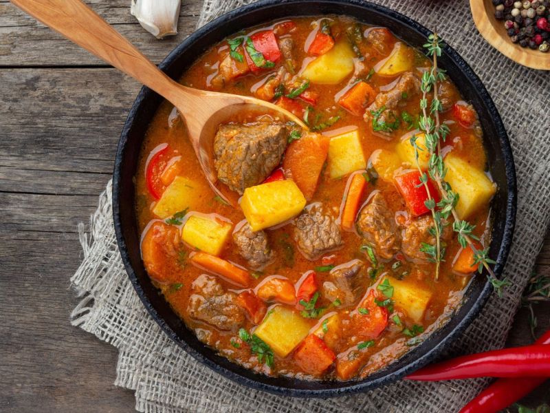 Gulaschsuppe mit Kartoffeln und Möhren.