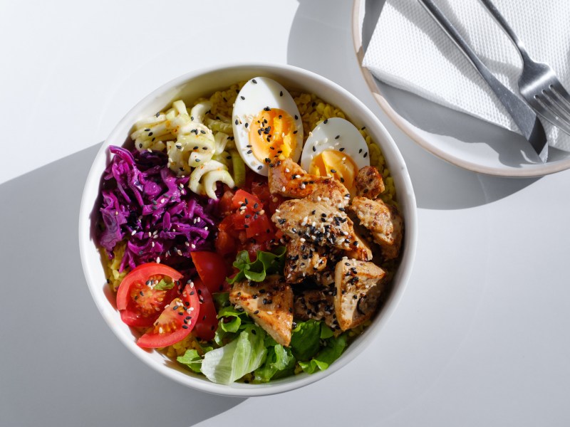Bunte Bowl mit proteinreichen Lebensmitteln für den Muskelaufbau