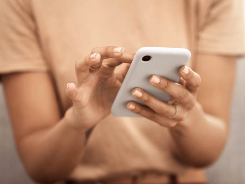 Frau hält Smartphone in ihren Händen