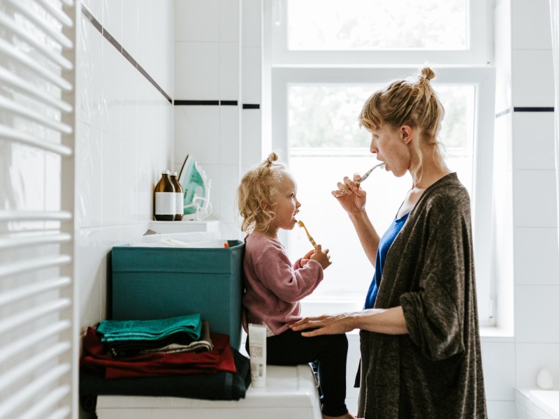 Mutter und kleine Tochter im Bad beim Z&auml;hneputzen