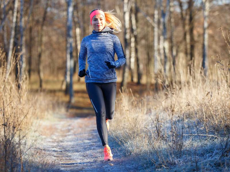 Junge, athletische Frau l&auml;uft im Park im Sp&auml;therbst oder fr&uuml;hen Winter