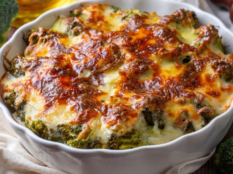 Brokkoli-Auflauf mit K&auml;se &uuml;berbacken in wei&szlig;er Form.