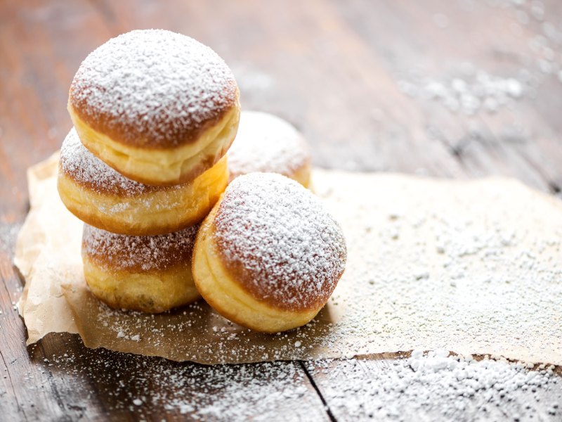 Mit Puderzucker best&auml;ubte Krapfen