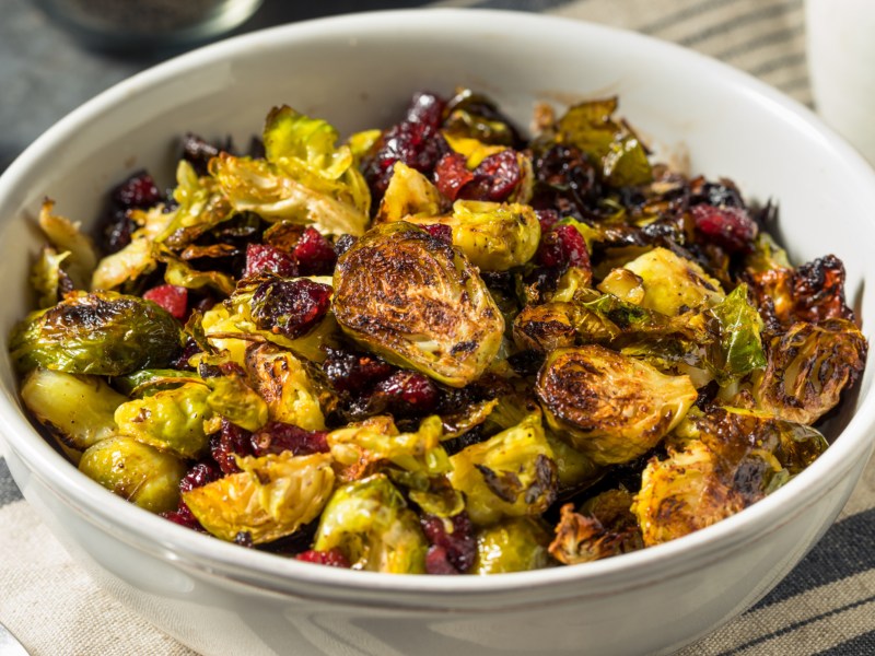 Gebratener Rosenkohl mit Cranberries in wei&szlig;er Schale.