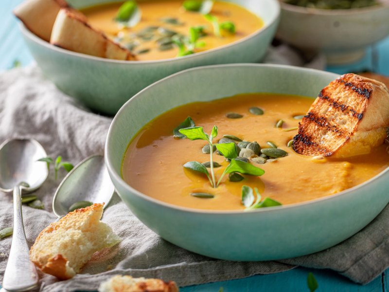 Zwei Sch&uuml;sseln K&uuml;rbissuppe mit Toast als Schonkost-Rezept