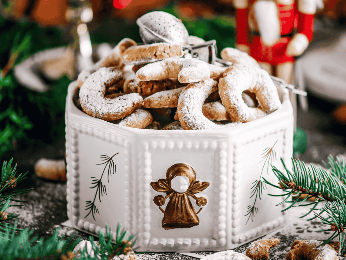 Vanillekipferln in einer Weihnachtsbox.