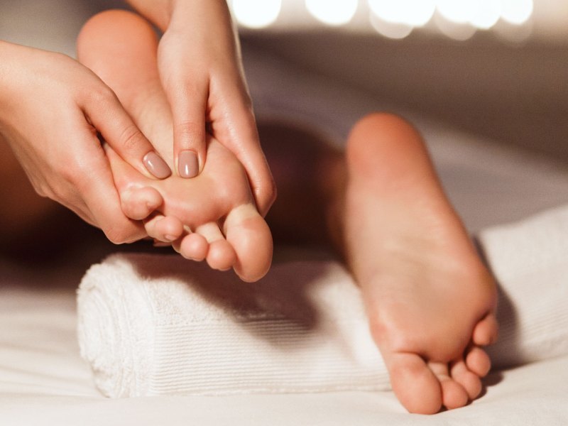 Fu&szlig;massage: Manik&uuml;rte Finger massieren F&uuml;&szlig;e