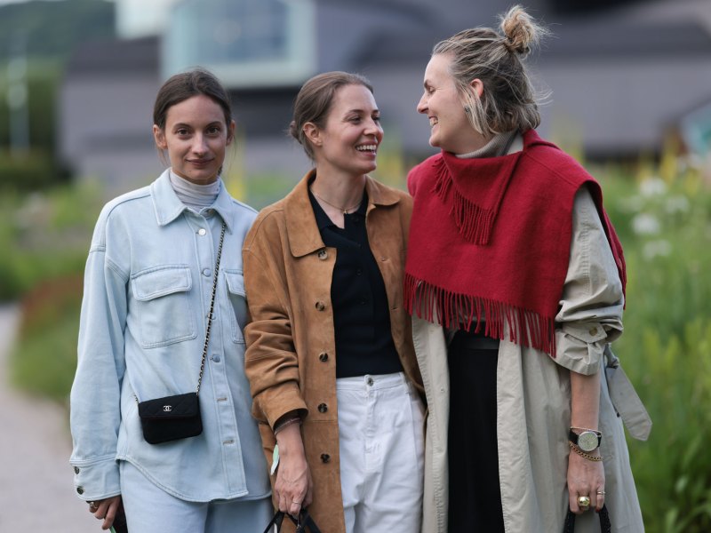 Frauen in unterschiedlichen modischen Outfits