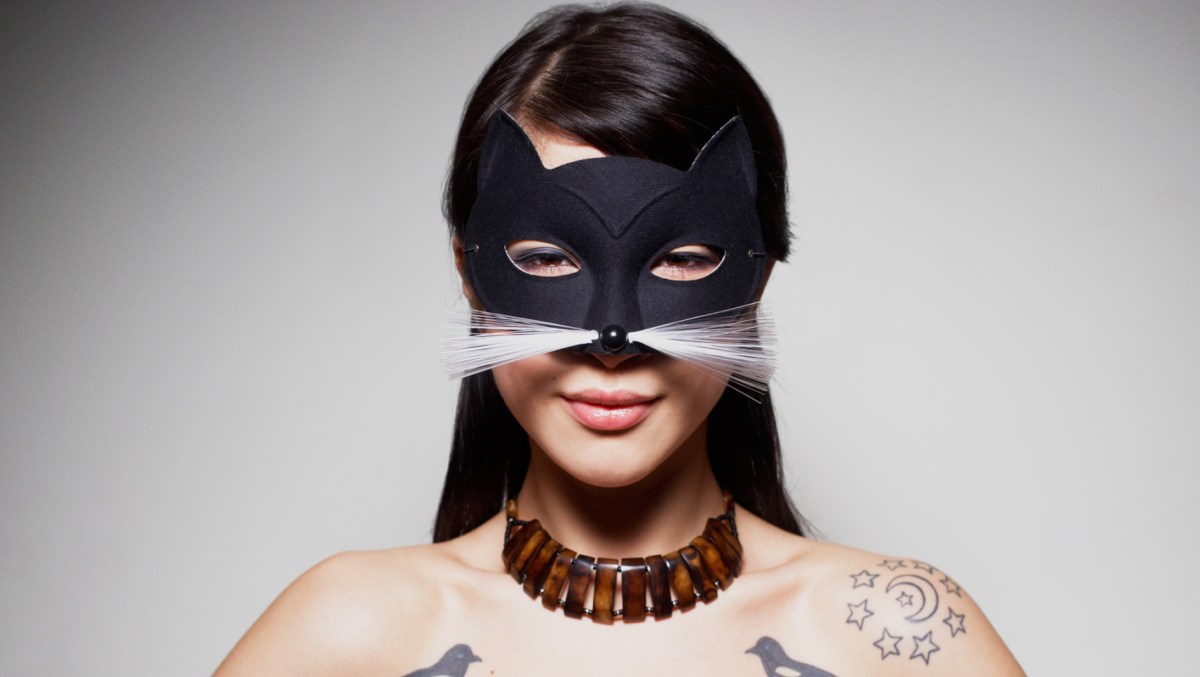 Frau mit Katzen-Maske