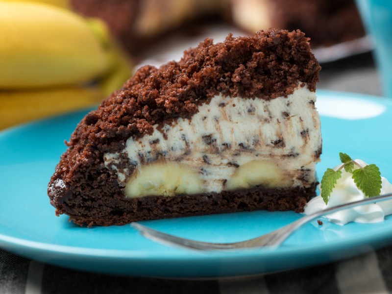 Maulwurfkuchen mit Bananen auf einem t&uuml;rkisen Teller.