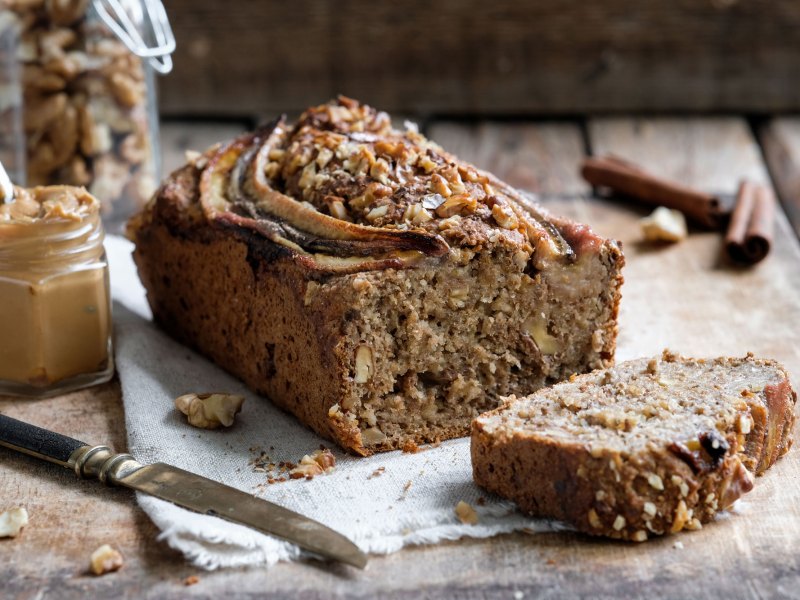 Bananenbrot ohne Zucker mit Waln&uuml;ssen, daneben Nussmus