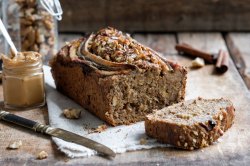 Bananenbrot ohne Zucker mit Waln&uuml;ssen, daneben Nussmus