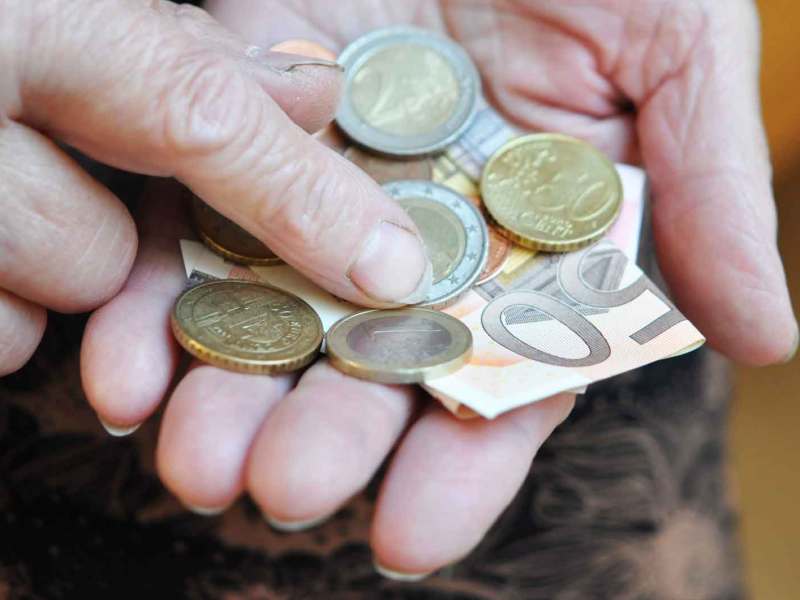 Frau hat Bargeld in den H&auml;nden.