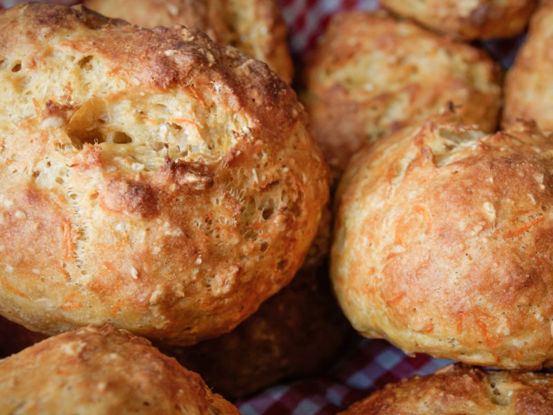 Br&ouml;tchen mit M&ouml;hrenst&uuml;ckchen und Haferflocken.