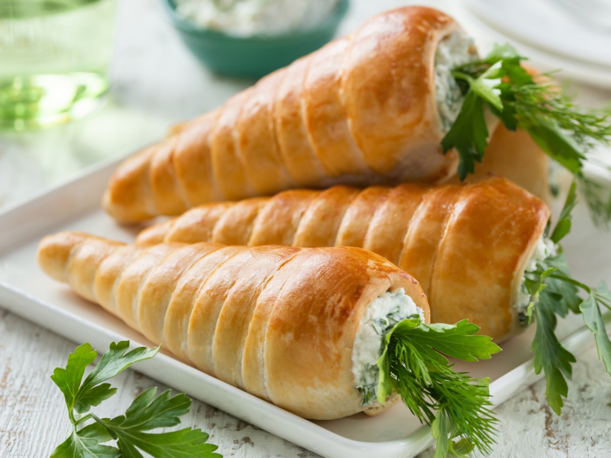 Karotten aus Bl&auml;tterteig mit Frischk&auml;se F&uuml;llung.