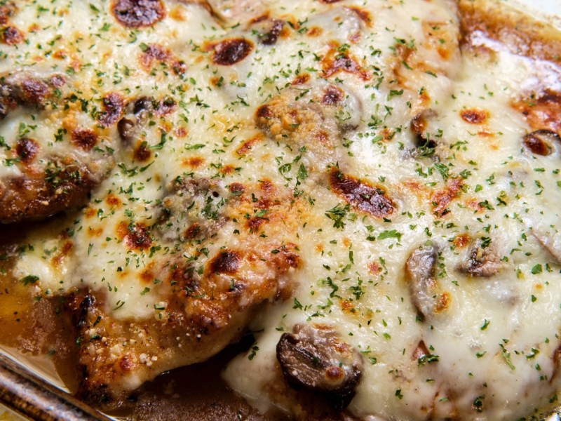 &Uuml;berbackenes H&auml;hnchen aus dem Ofen.