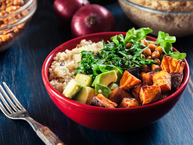 Bunte Buddha-Schale mit Quinoa und ger&ouml;stetem und frischem Gem&uuml;se