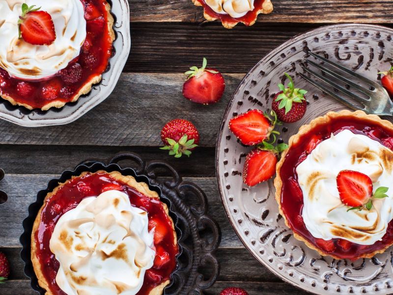Mini Tartes mit Erdbeer, Rhabarber F&uuml;llung und Baiser-Haube.