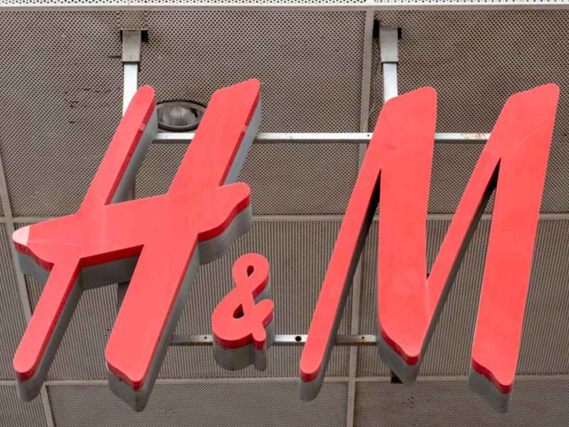 H&M Logo an einem Shop.