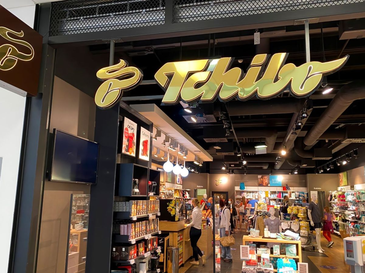 Tchibo Logo vor dem Eingang einer Filiale.