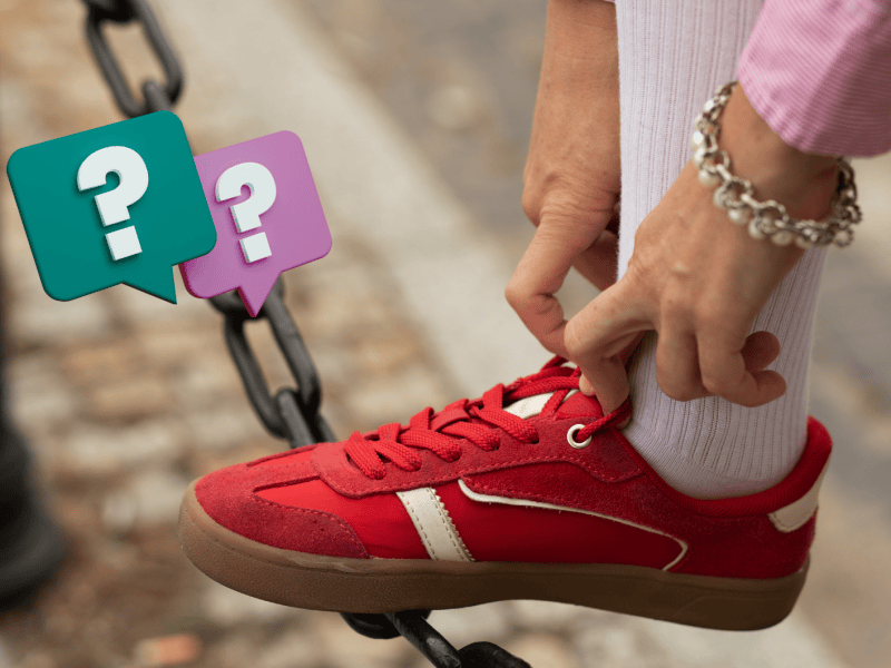 Frau, die sich ihre roten Sneaker schn&uuml;rt