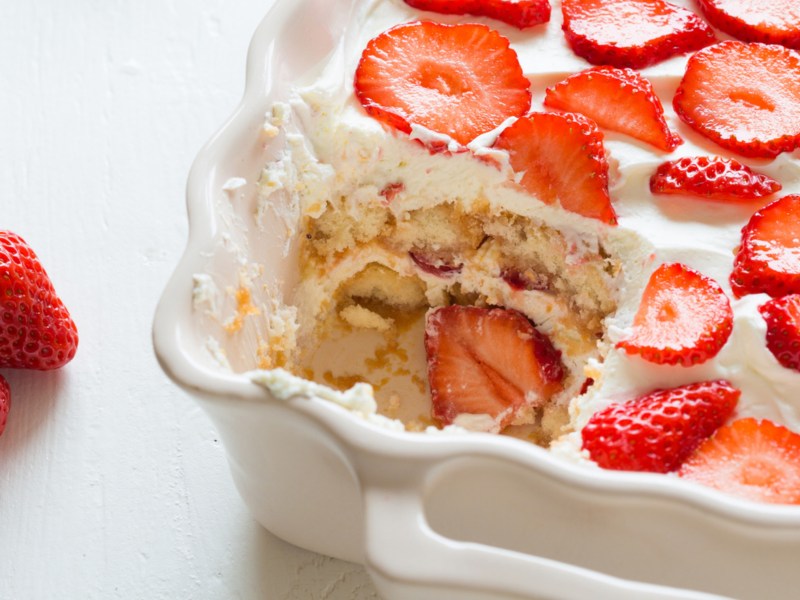 Erdbeer-Tiramisu in einer wei&szlig;en Auflaufform.