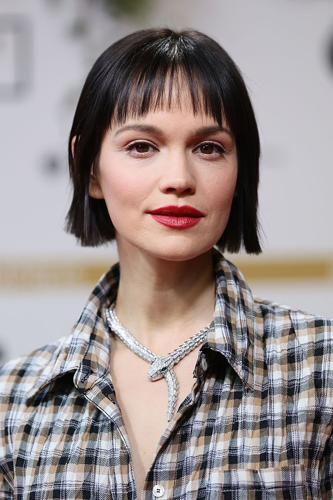 Schauspielerin Emilia Sch&uuml;le tr&auml;gt einen androgynen Bob mit Pony.