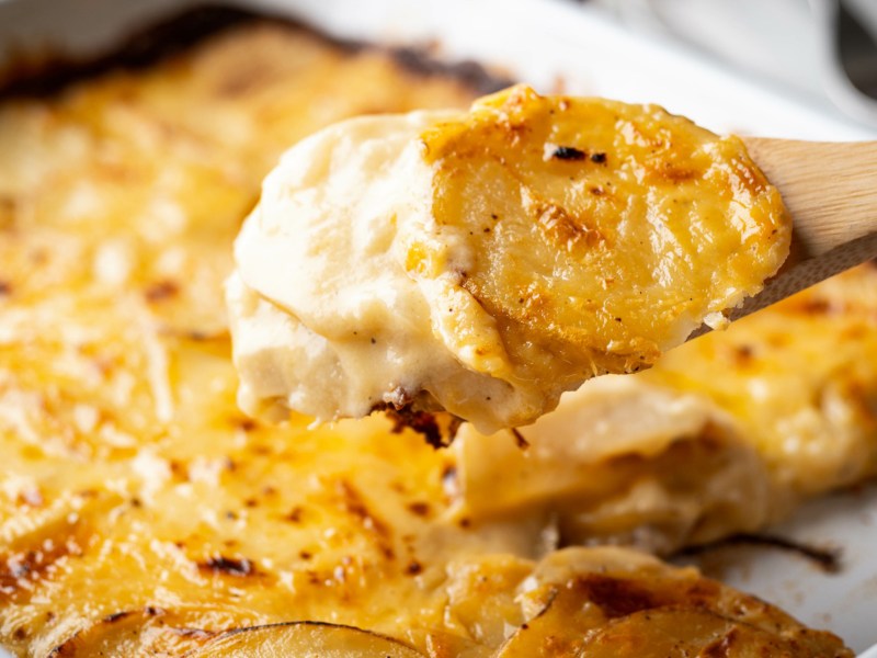 Kartoffelgratin in gro&szlig;er Auflaufform.