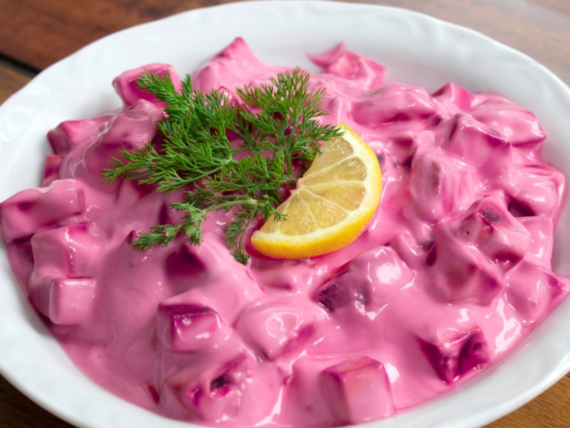 Rote Bete Salat mit Joghurtdressing in wei&szlig;er Sch&uuml;ssel.