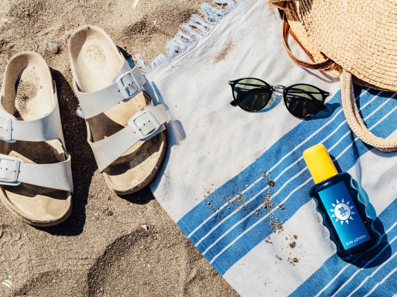 Sandalen am Strand