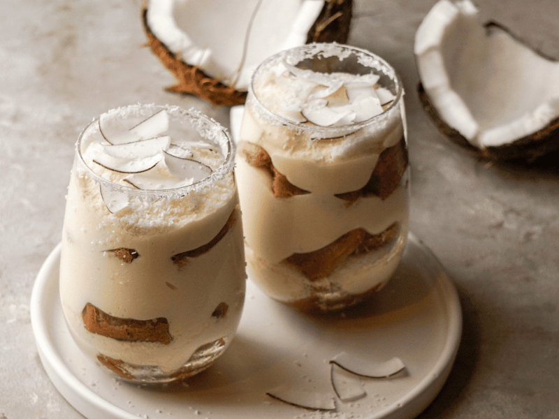 Zwei Gl&auml;ser mit Kokos-Tiramisu auf einem Tisch.